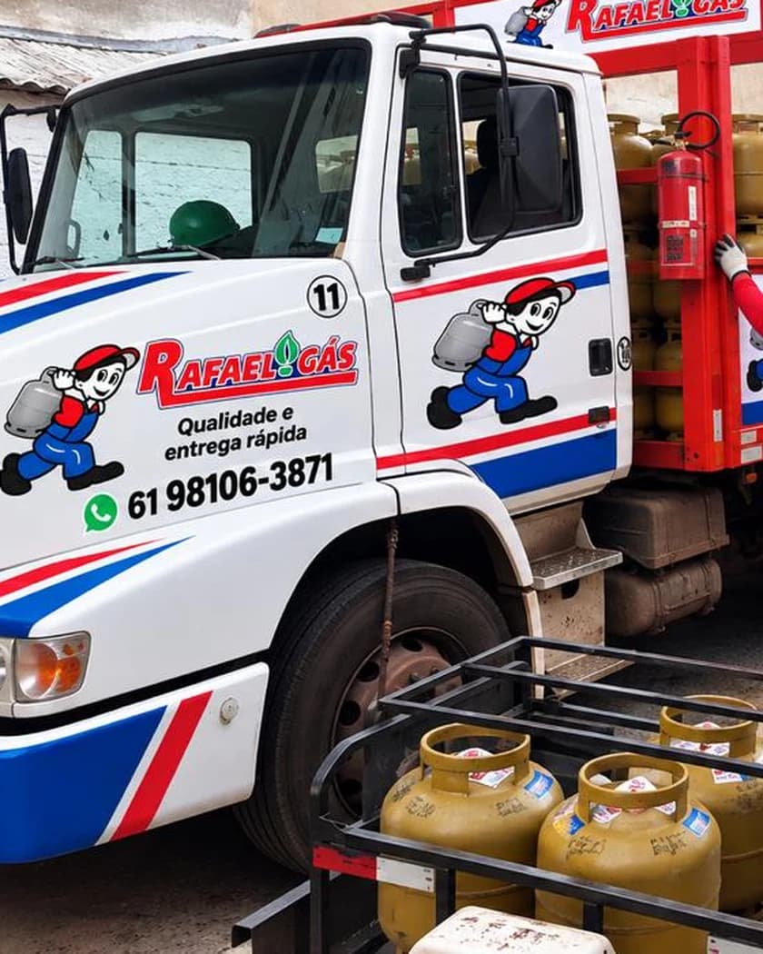 Caminhão do Rafael Gás carregado de botijões, com a carreta em primeiro plano