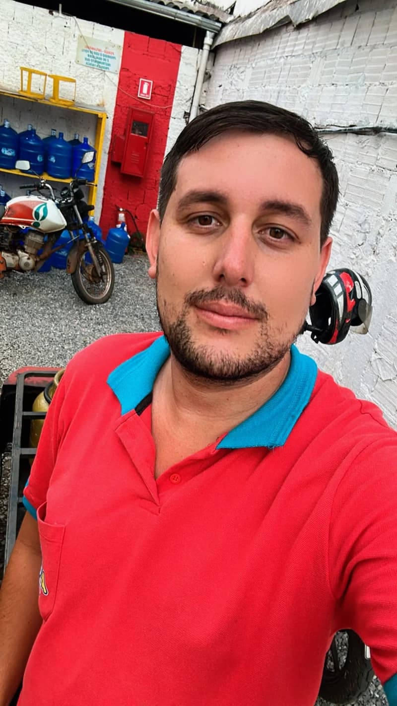 Atendente do Rafael Gás no pátio da loja